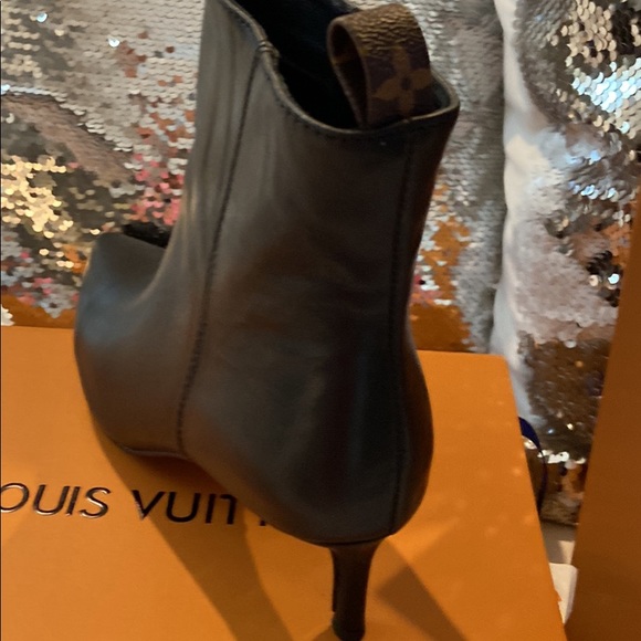 Louis Vuitton black boots - Picture 2 of 11